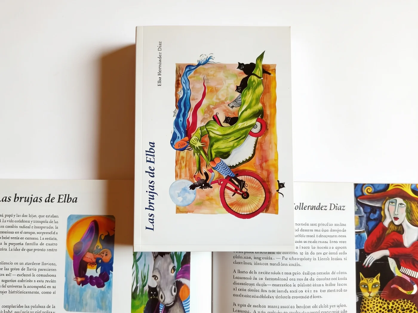 Libro abierto y portada en exhibición
